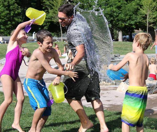 Kinder spritzen Erwachsenen nass
